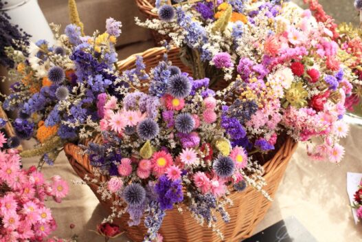 Buketter med tørrede blomster i mange forskellige farver
